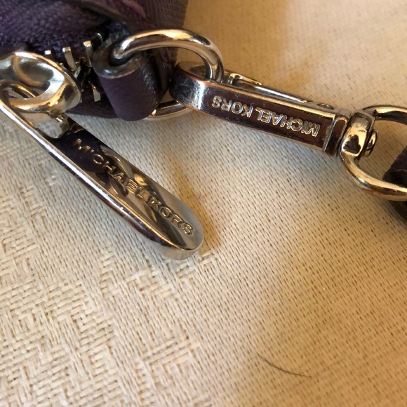 Michael Kors plum wristlet in great condition - Picture 2 of 8